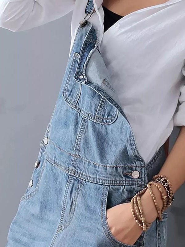 Latzkleid aus Distressed-Jeansstoff mit Schlitz hinten
